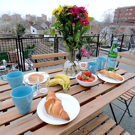 Appartamento 2 Bed Terraced Flat Piccadilly Line Londra Esterno foto