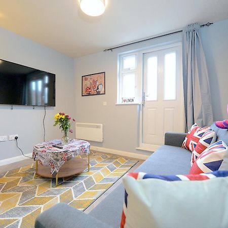 Appartamento 2 Bed Terraced Flat Piccadilly Line Londra Esterno foto