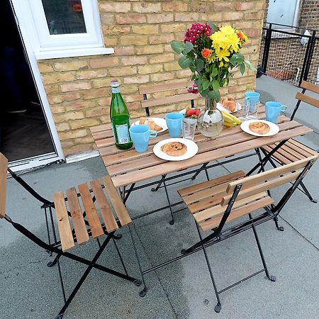Appartamento 2 Bed Terraced Flat Piccadilly Line Londra Esterno foto