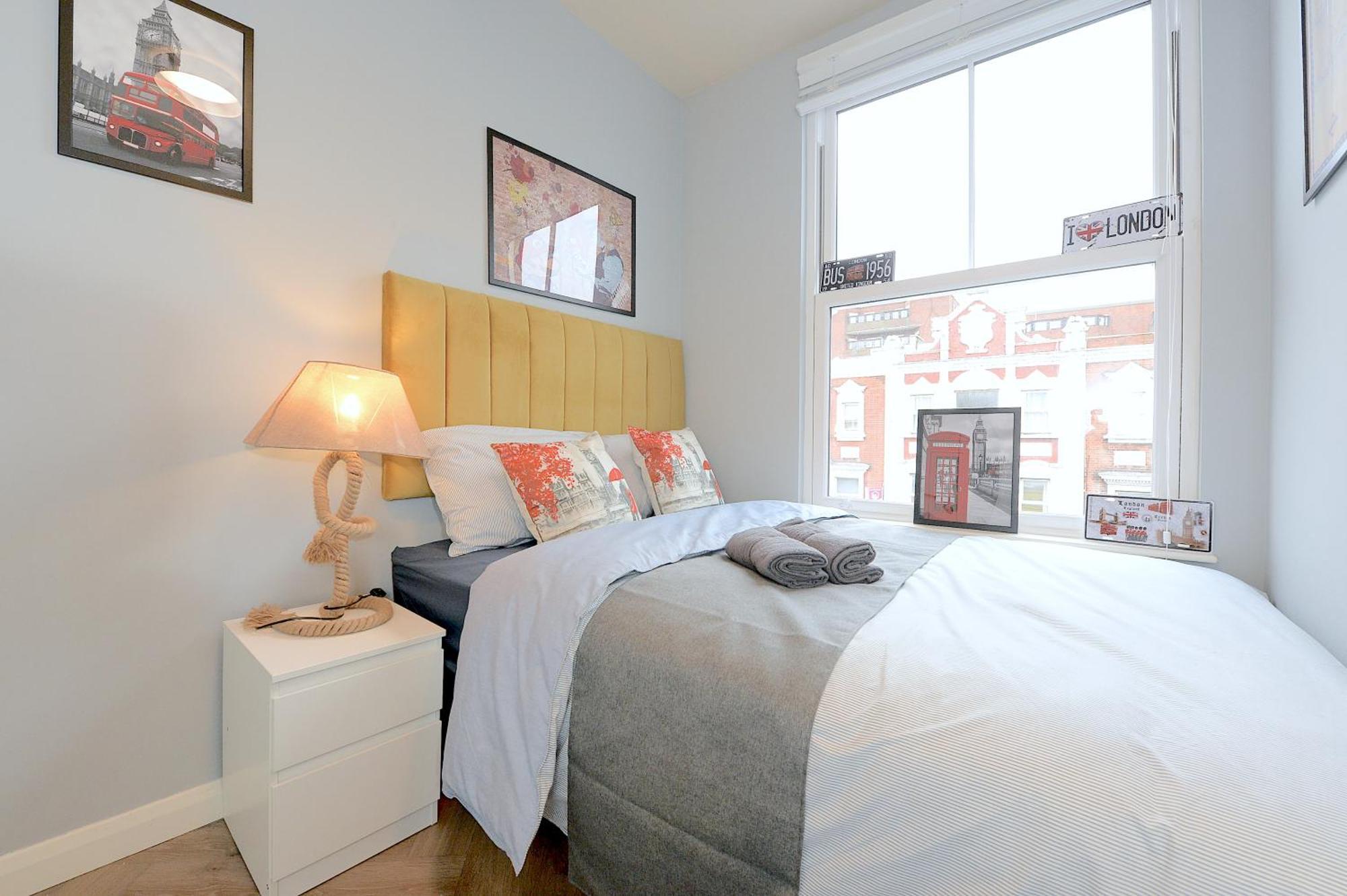 Appartamento 2 Bed Terraced Flat Piccadilly Line Londra Esterno foto
