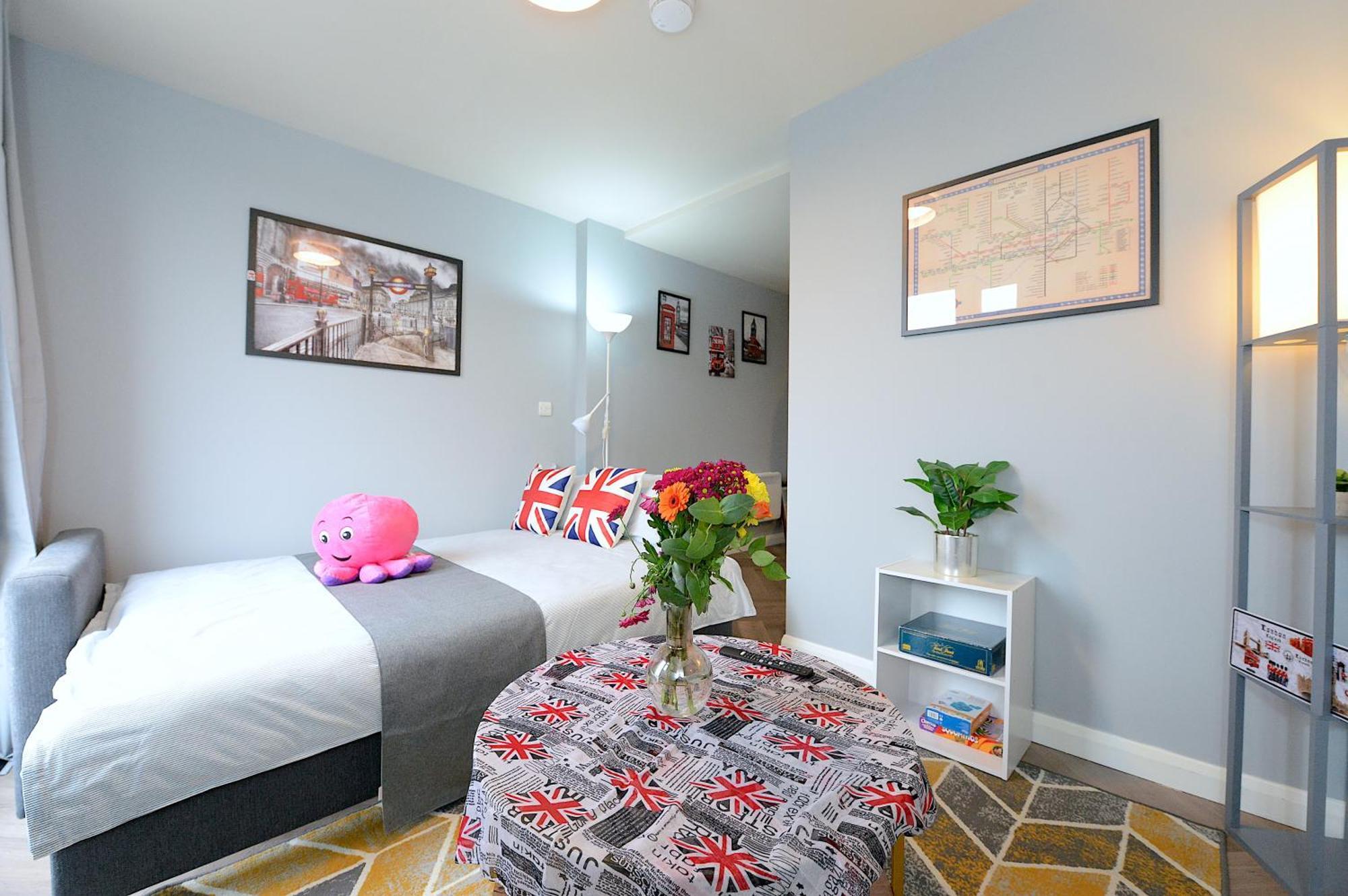 Appartamento 2 Bed Terraced Flat Piccadilly Line Londra Esterno foto