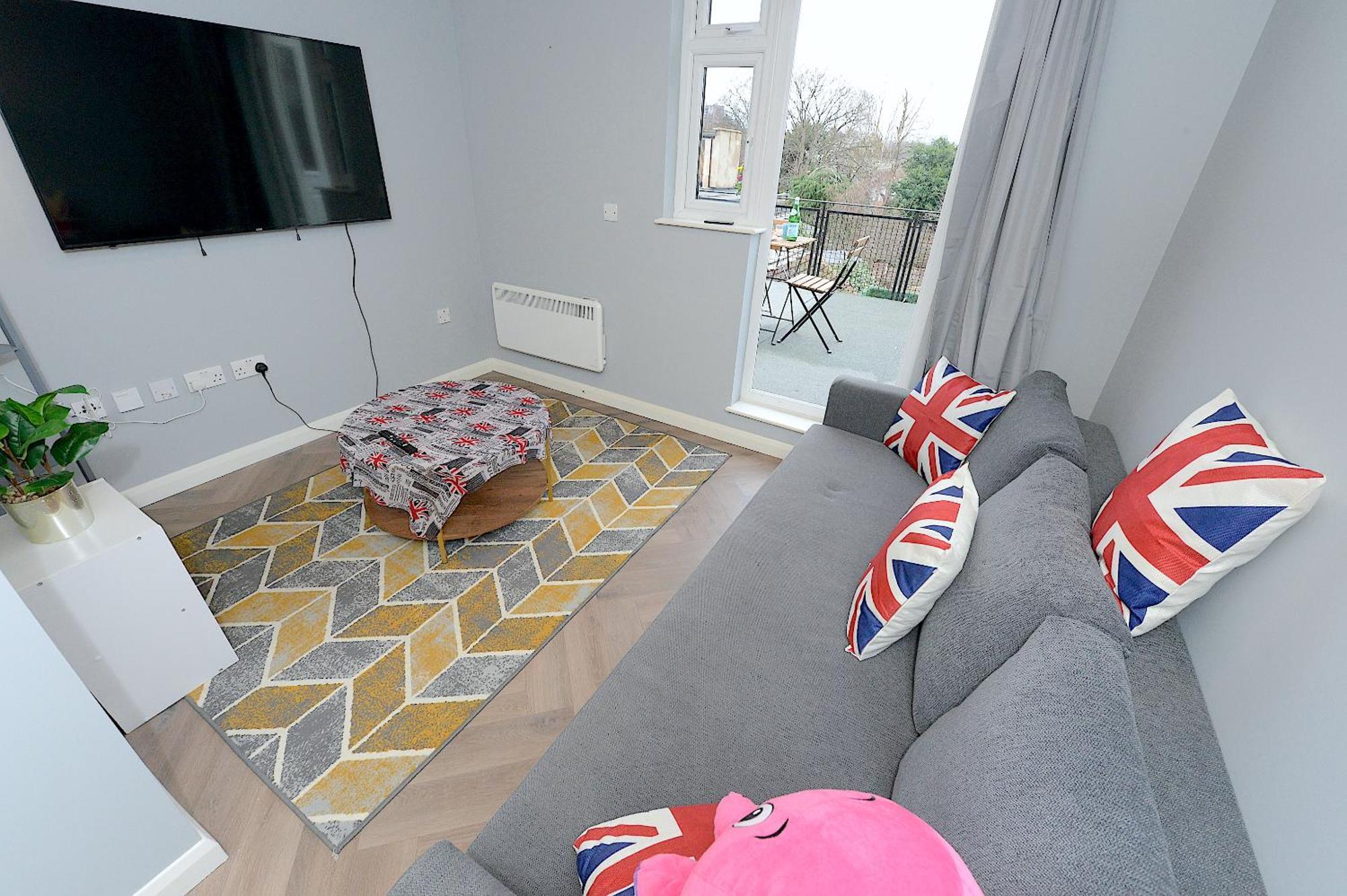 Appartamento 2 Bed Terraced Flat Piccadilly Line Londra Esterno foto