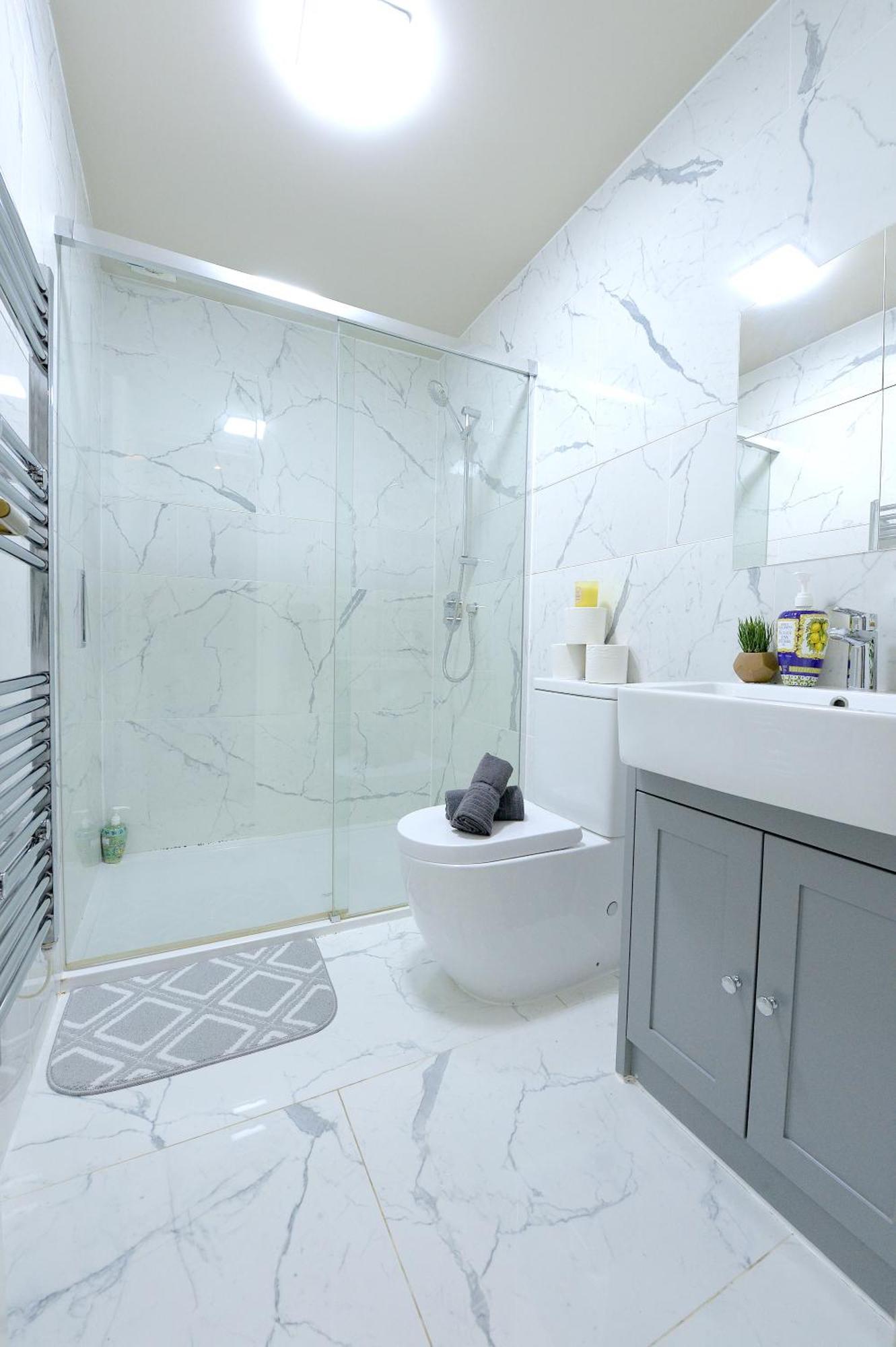 Appartamento 2 Bed Terraced Flat Piccadilly Line Londra Esterno foto
