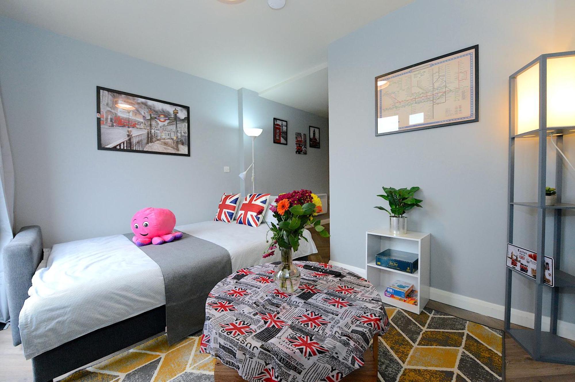 Appartamento 2 Bed Terraced Flat Piccadilly Line Londra Esterno foto