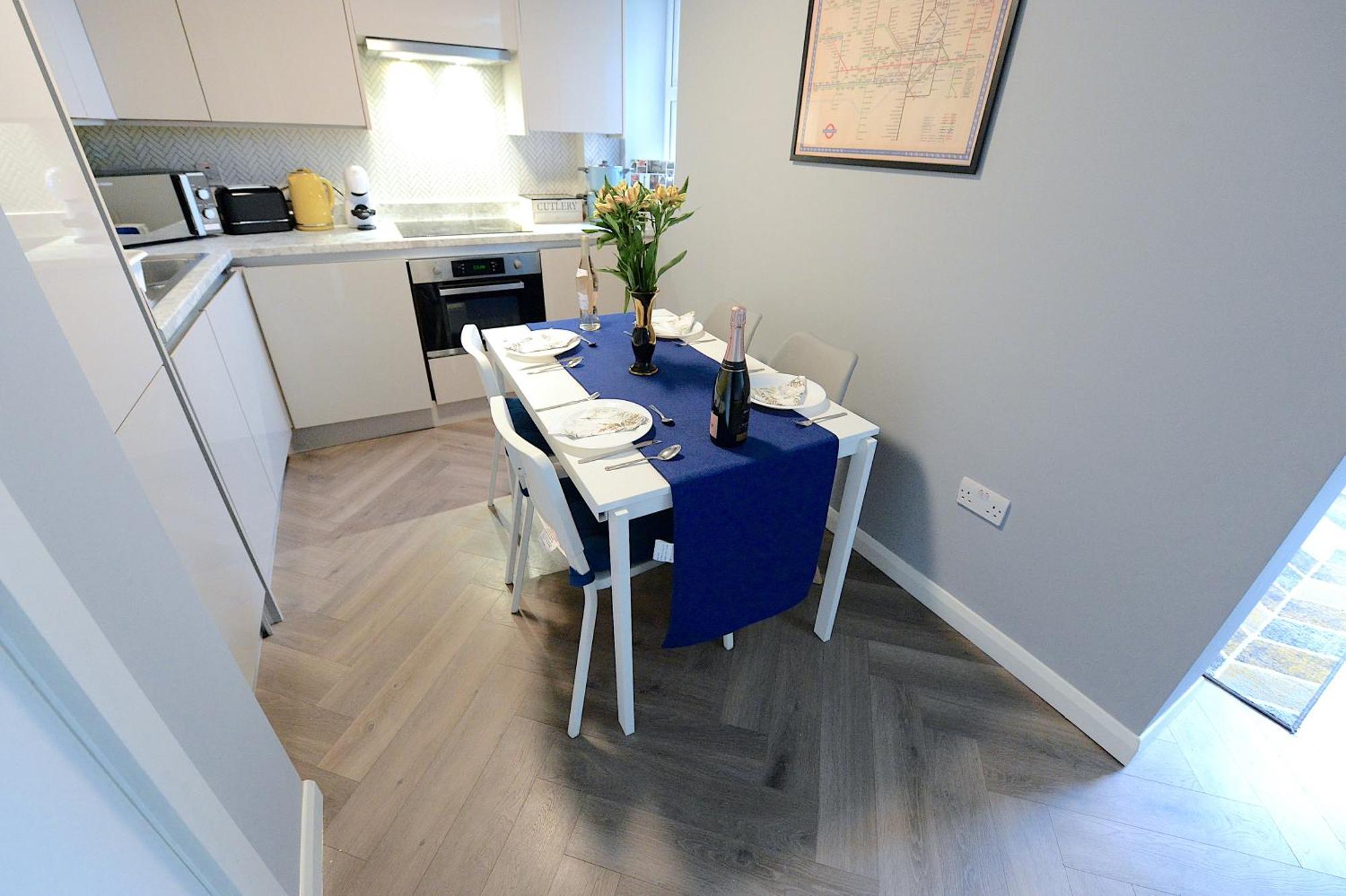 Appartamento 2 Bed Terraced Flat Piccadilly Line Londra Esterno foto