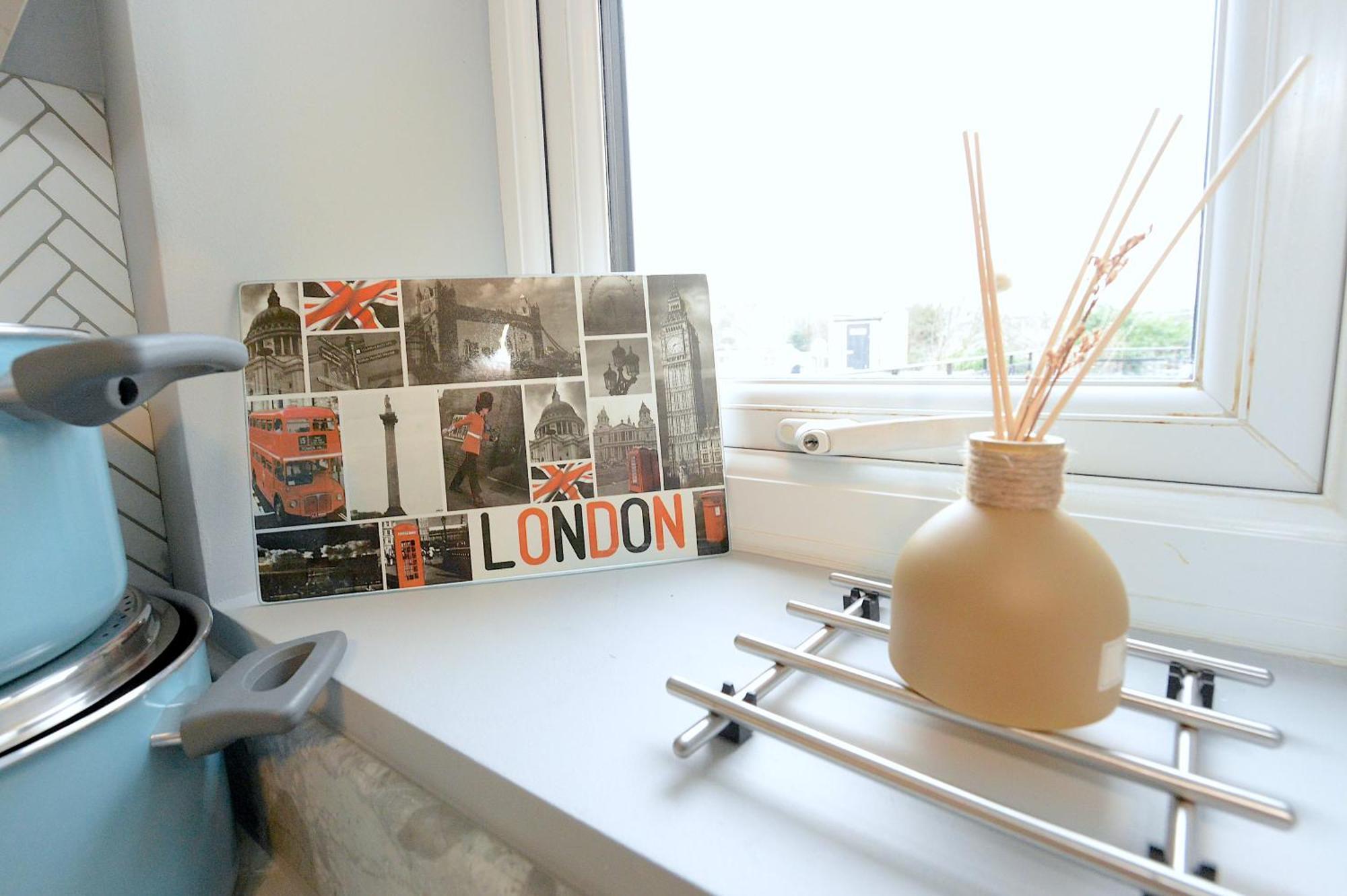 Appartamento 2 Bed Terraced Flat Piccadilly Line Londra Esterno foto