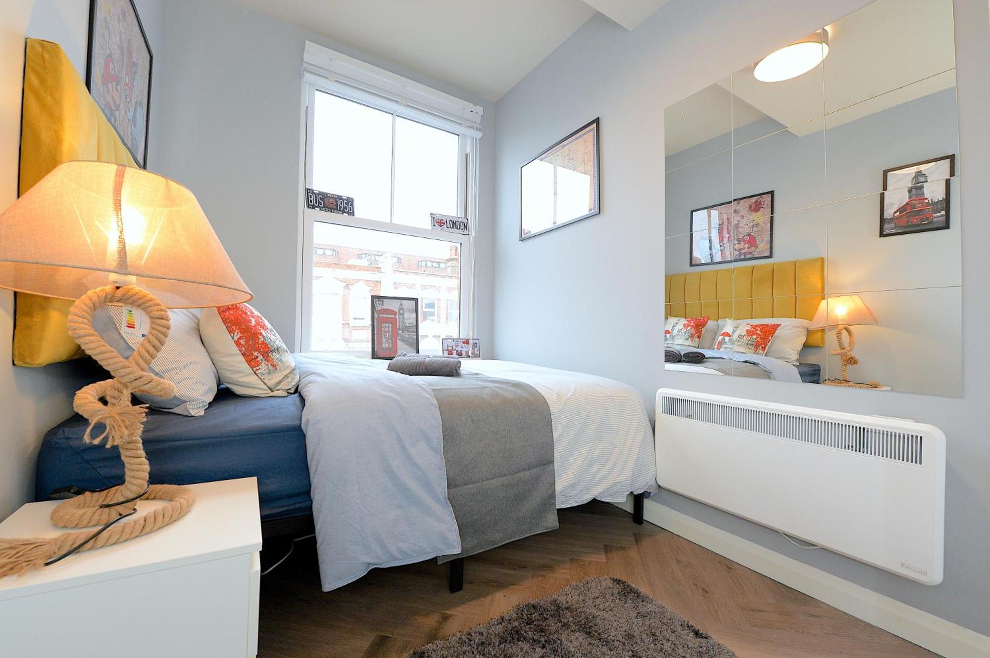 Appartamento 2 Bed Terraced Flat Piccadilly Line Londra Esterno foto