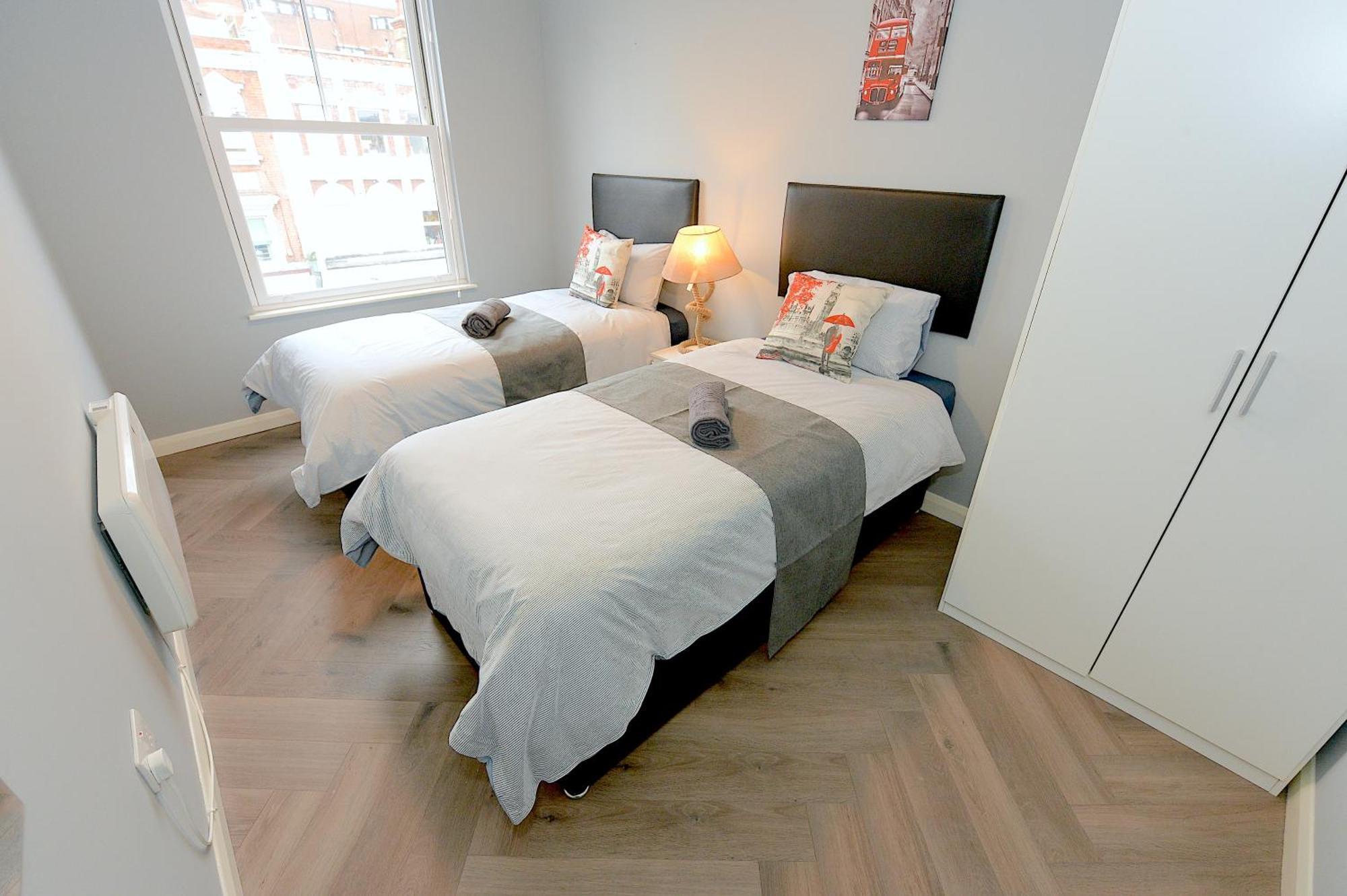 Appartamento 2 Bed Terraced Flat Piccadilly Line Londra Esterno foto