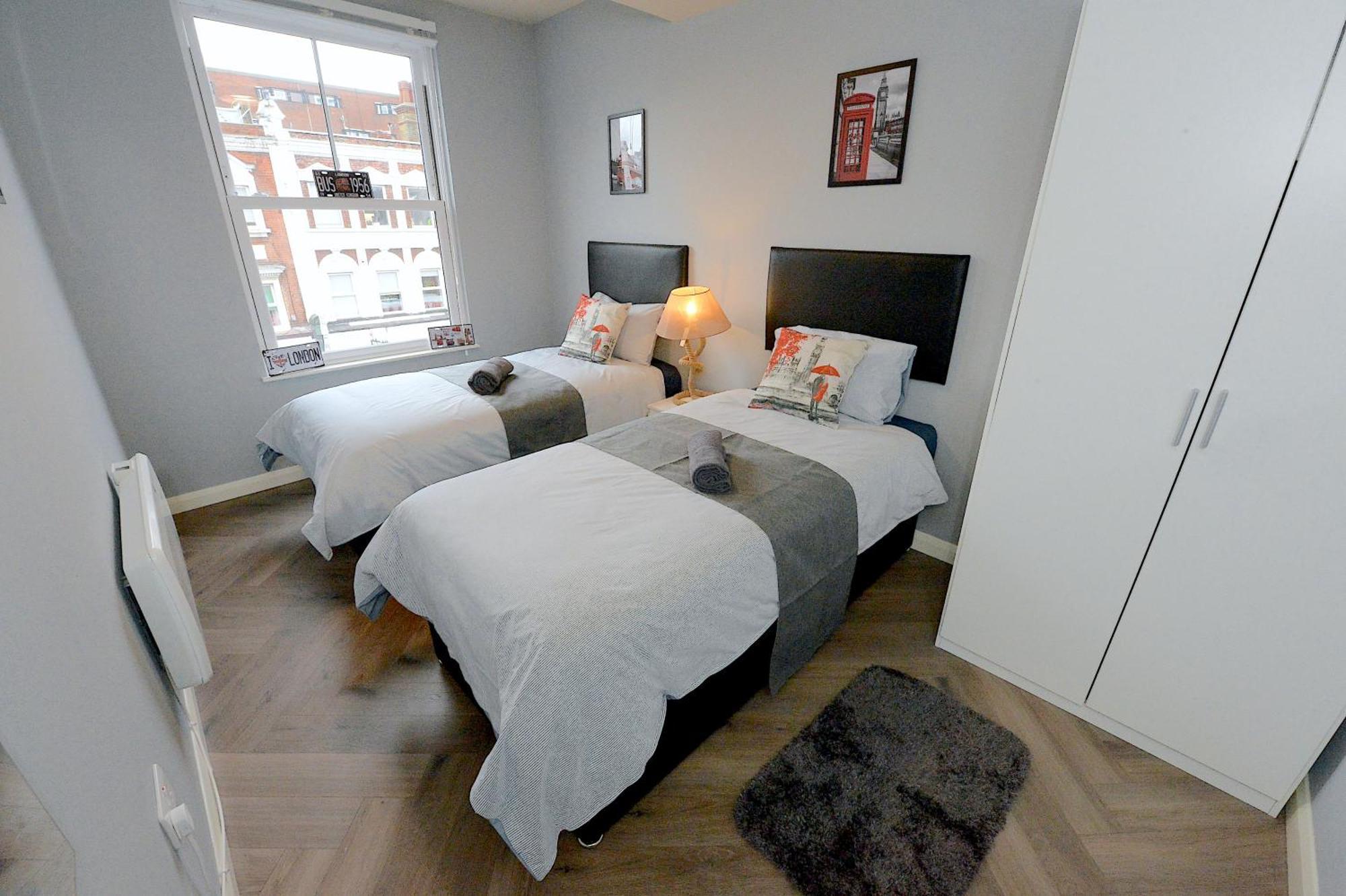 Appartamento 2 Bed Terraced Flat Piccadilly Line Londra Esterno foto