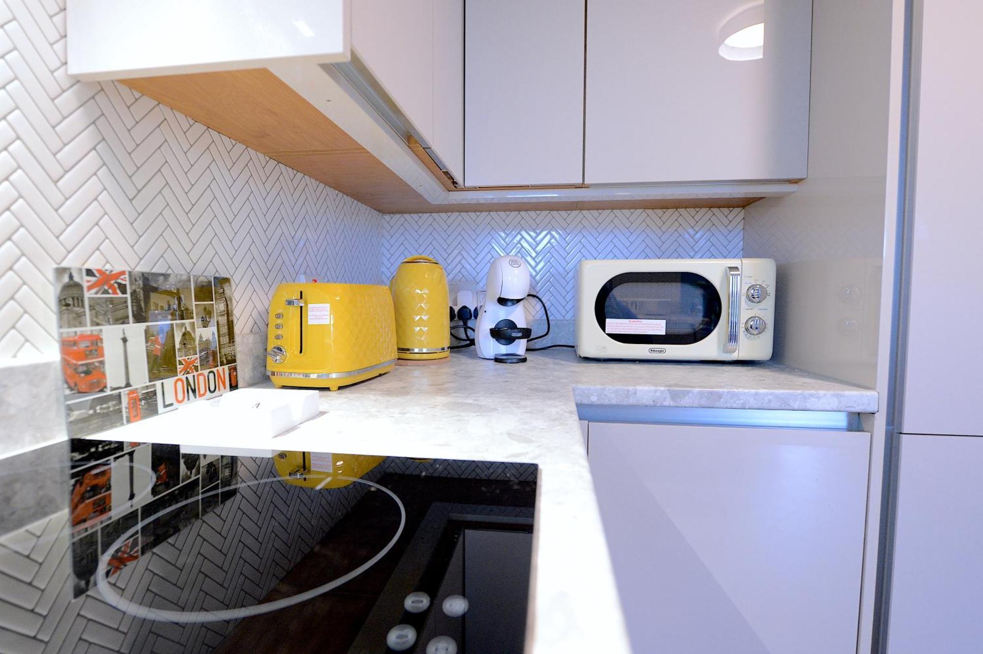 Appartamento 2 Bed Terraced Flat Piccadilly Line Londra Esterno foto
