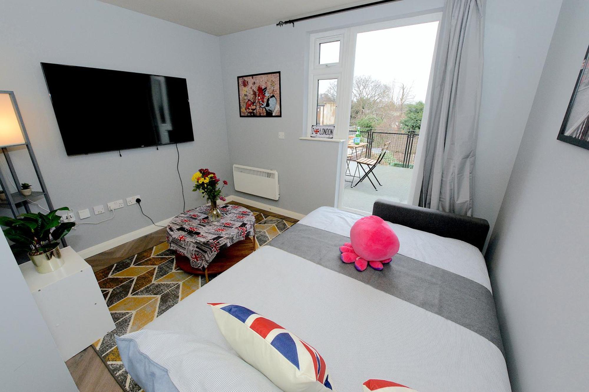 Appartamento 2 Bed Terraced Flat Piccadilly Line Londra Esterno foto