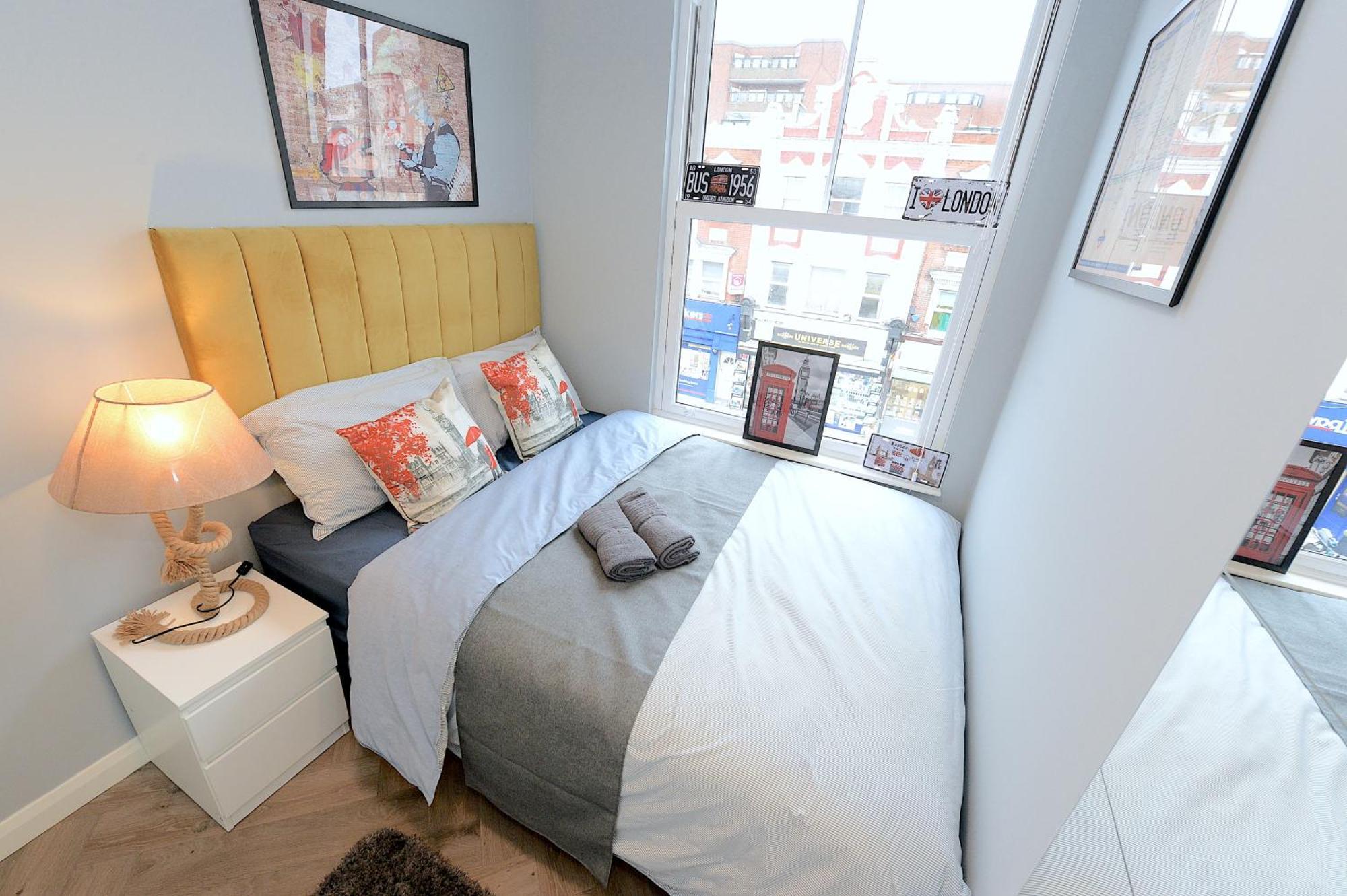 Appartamento 2 Bed Terraced Flat Piccadilly Line Londra Esterno foto