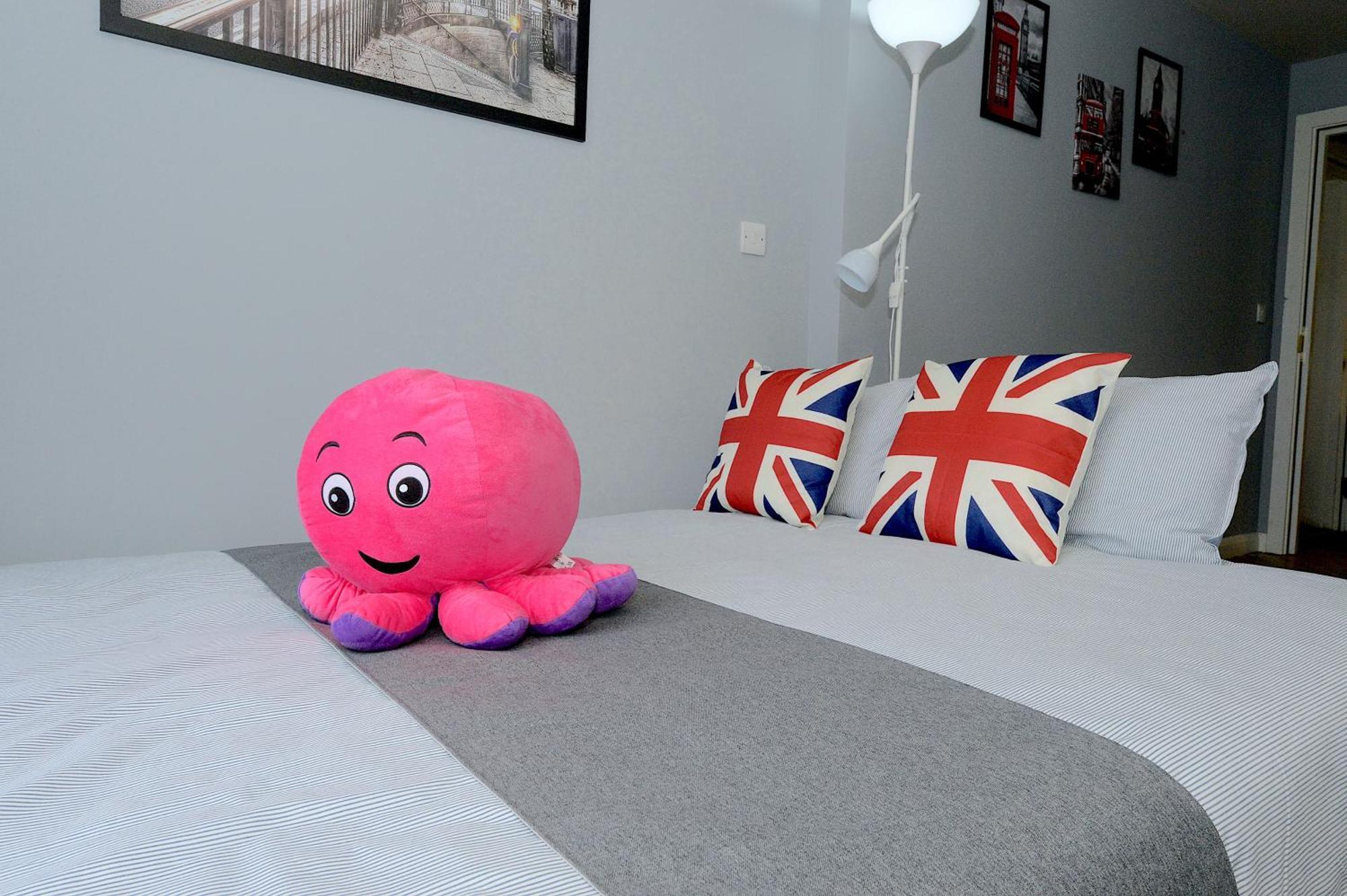 Appartamento 2 Bed Terraced Flat Piccadilly Line Londra Esterno foto