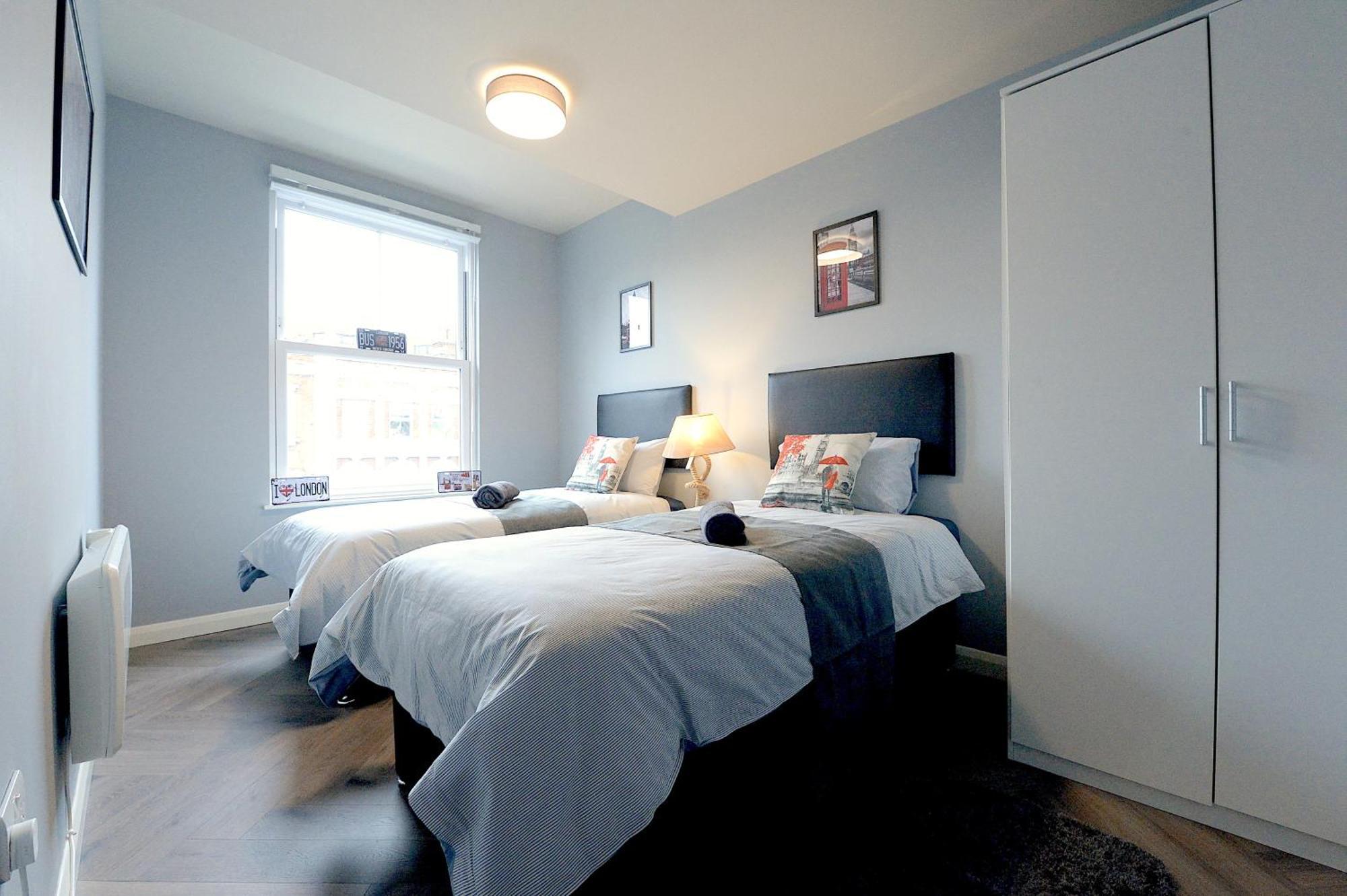 Appartamento 2 Bed Terraced Flat Piccadilly Line Londra Esterno foto